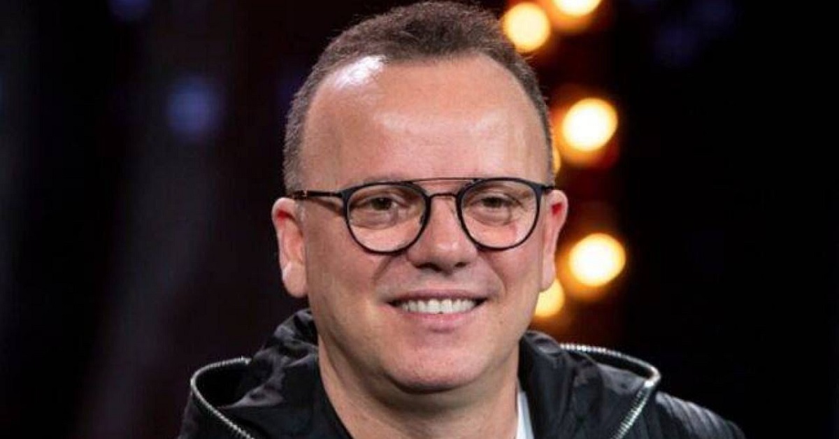 Sony: una donna finisce nel video di Gigi D’Alessio mentre passeggia con l’amante e chiede il risarcimento