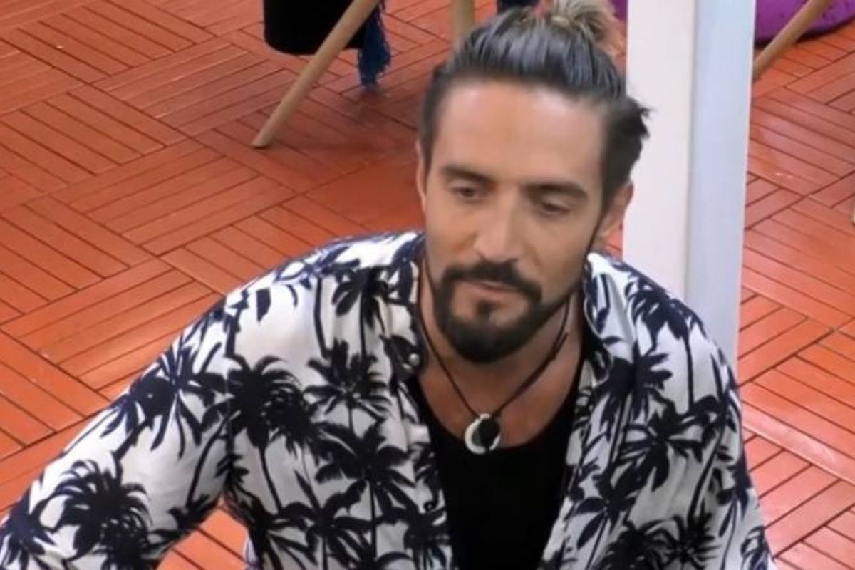 Alex Belli, altro scatto improvviso nella casa: “Vieni qui”