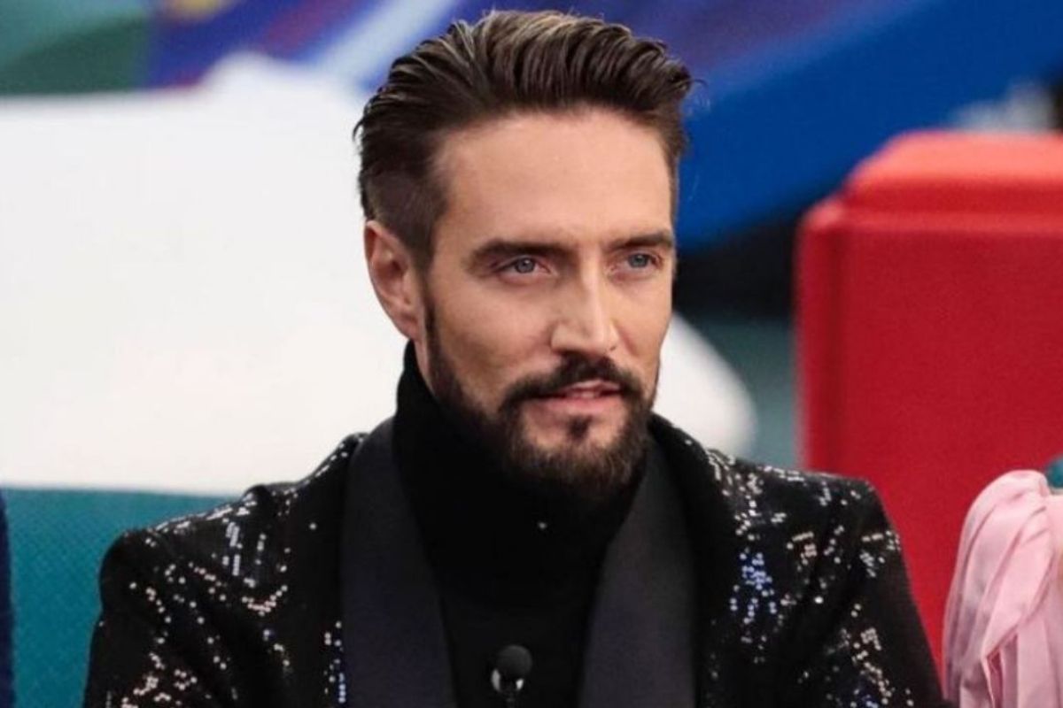 Alex Belli risponde alla moglie dopo il bacio con Soleil: “Siamo solo amici”