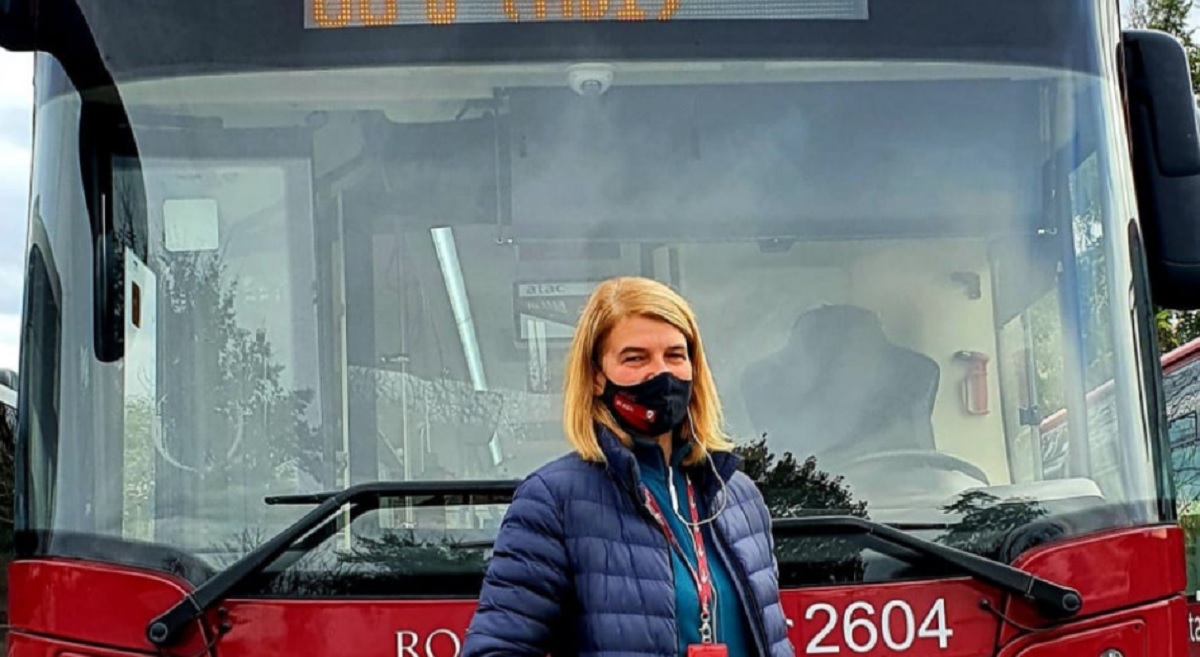 Autista di autobus a Roma salva bambino solo in strada di notte