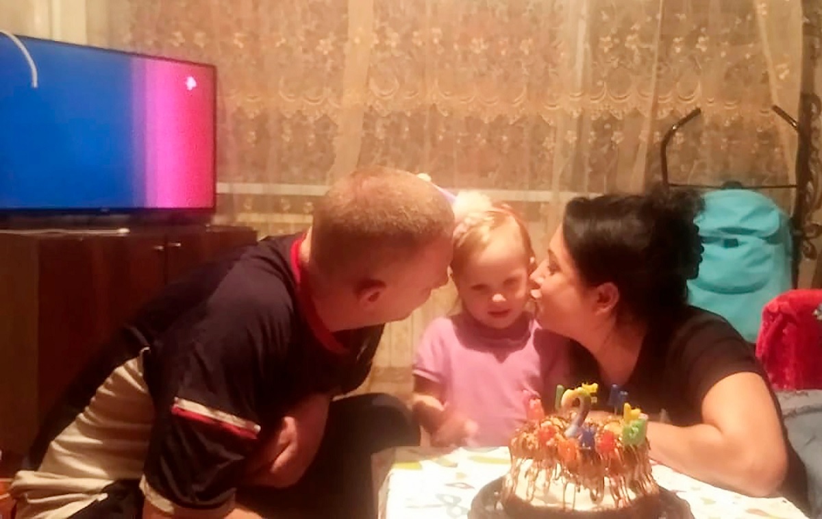 Bimba di 2 anni avvelenata dall’alcol muore accanto alla madre in coma etilico