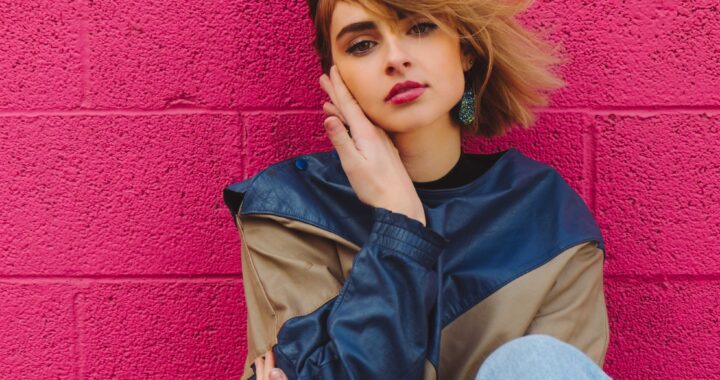 Ragazza su sfondo rosa