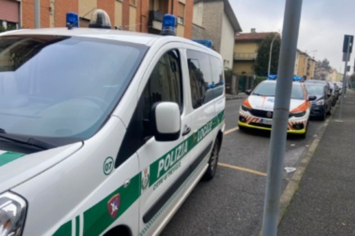 due bambini balcone