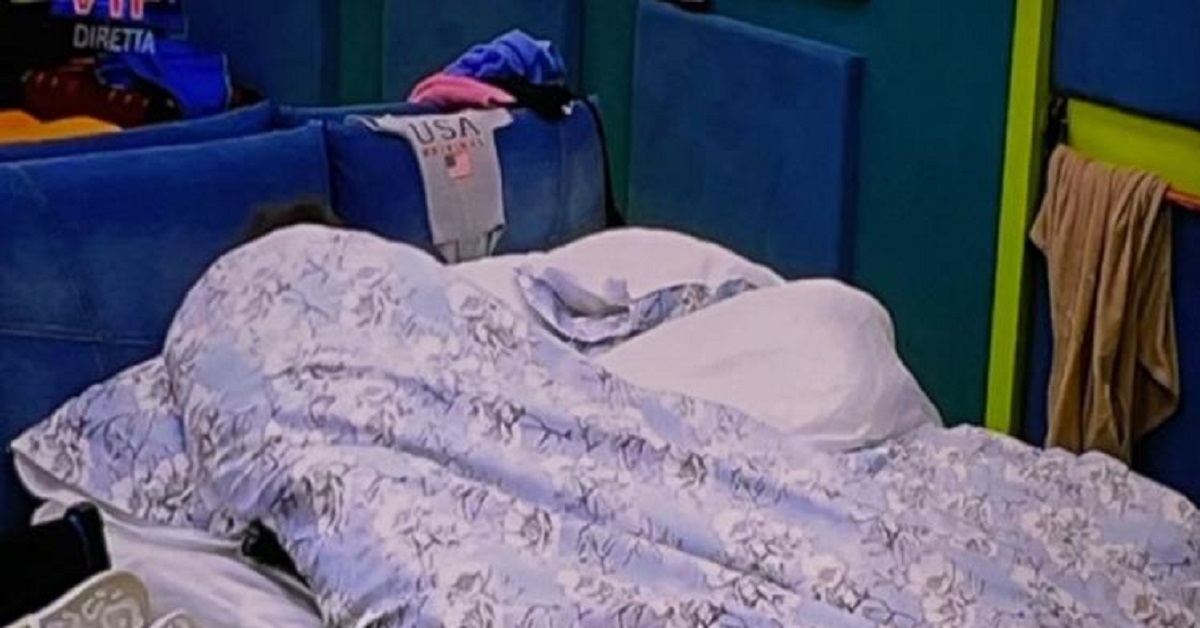 GF Vip: Lulù invade il letto di Manuel. Il nuotatore è esausto