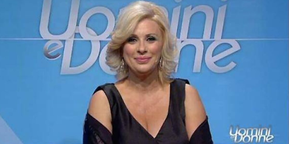 UeD: Tina Cipollari compie 55 anni, un mazzo di rose da uno spasimante segreto