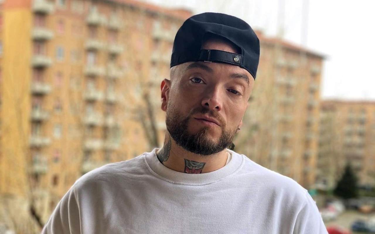 Gue Pequeno attacca di nuovo Fedez e Achille lauro: “musica di m..”