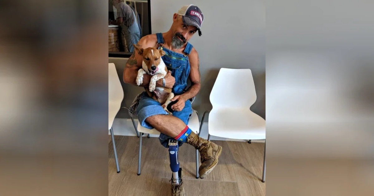 La storia di un ex veterano e di un cagnolino di nome Scooter: hanno la stessa disabilità