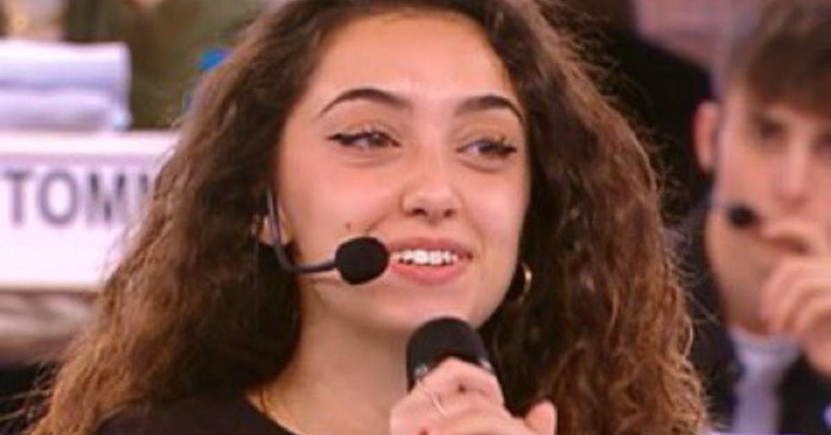 Sissi ad Amici: la cantante preferisce farsi tagliare i capelli anziché rispondere ad una domanda