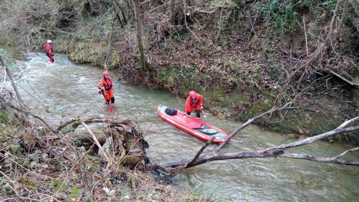 Bambina di 10 anni annega nel fiume: strappata dalle braccia della sua mamma