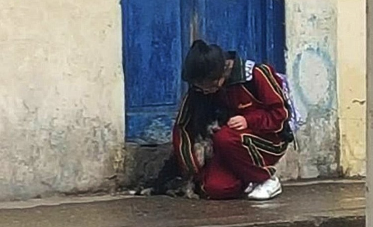 ragazza protegge un cane randagio