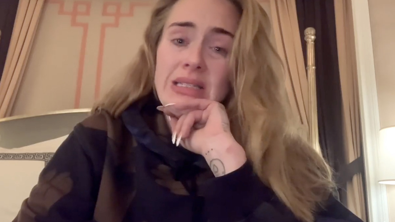 Adele distrutta e in lacrime confessa: “devo mandare i concerti per il Covid-19”