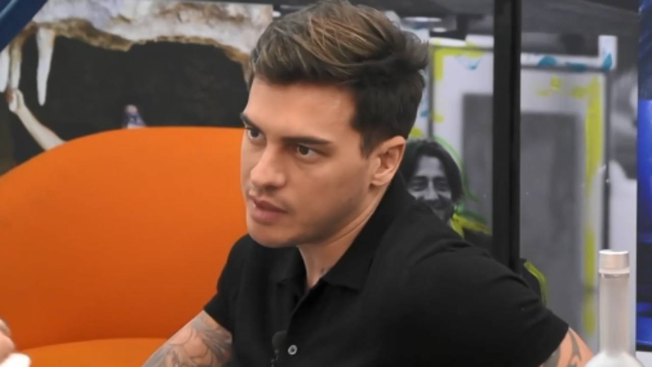 Alessandro Basciano sa cos’è successo sotto le coperte tra Alex Belli e Soleil Sorge