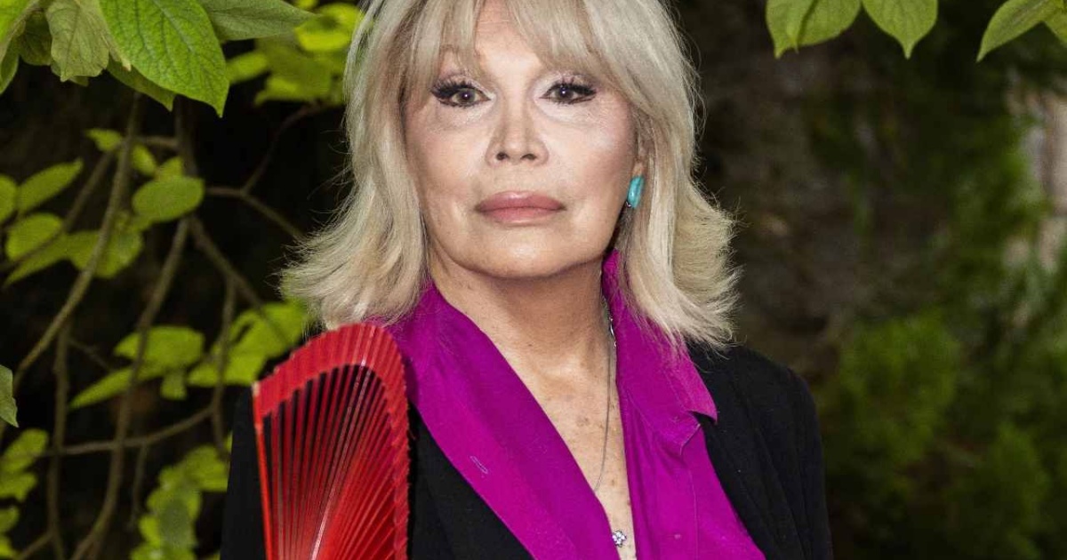 Operazione al cuore per Amanda Lear