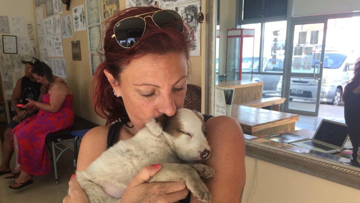 Angela Glover muore a 50 anni per salvare i suoi cani dallo Tsunami a Tonga