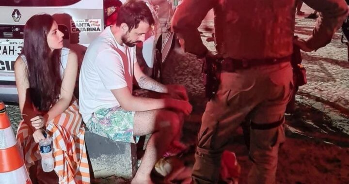 Coppia salva un cagnolino spaventato dai botti di capodanno