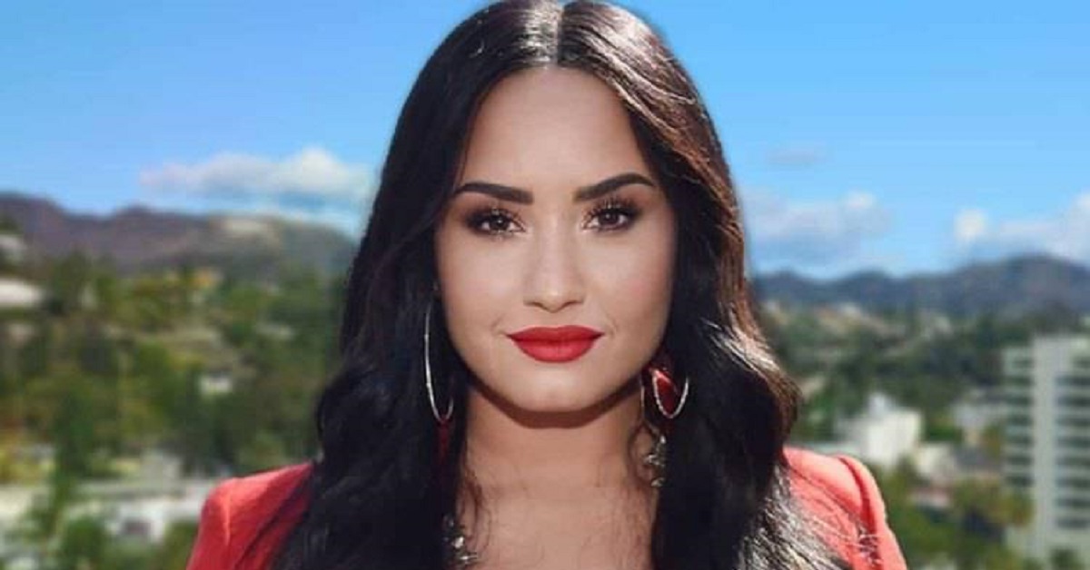 Demi Lovato sfoggia il suo nuovo look: la cantante si tatua un ragno sulla testa