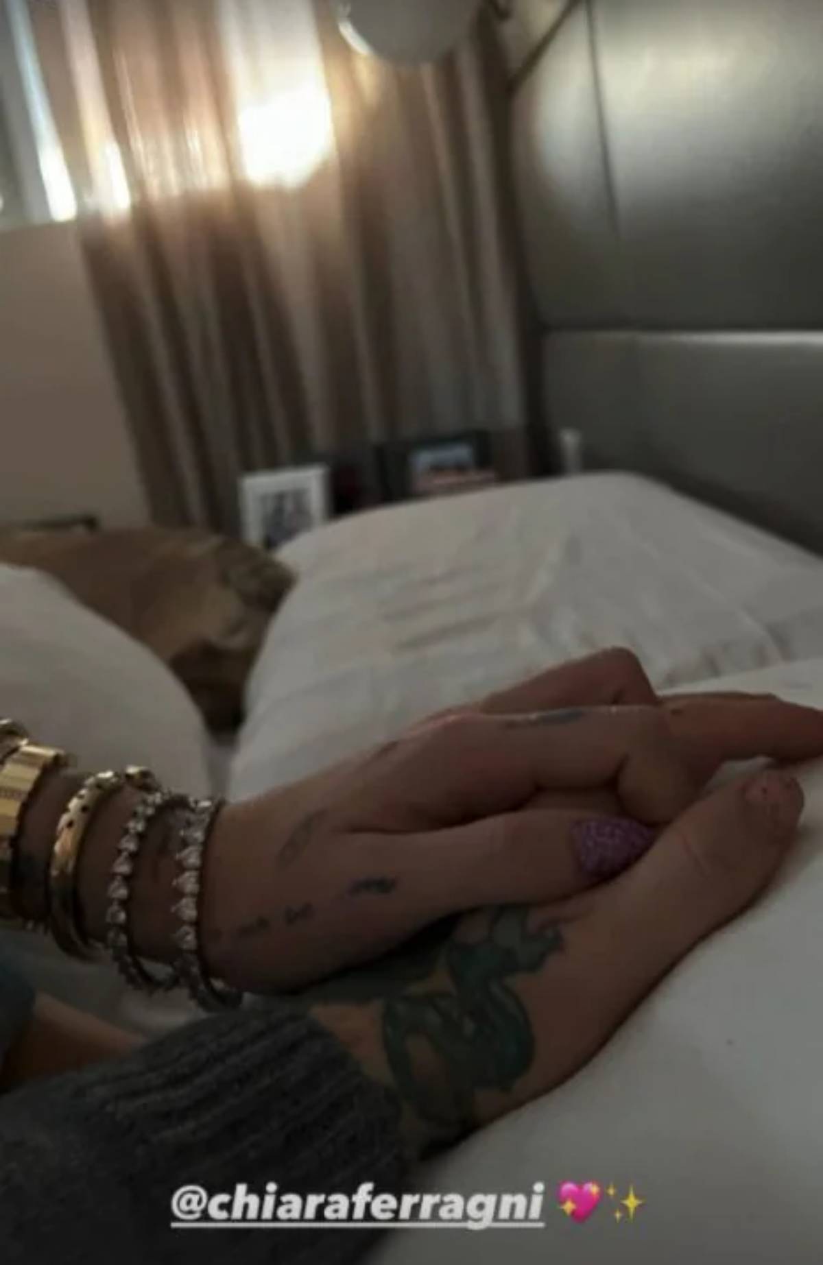 photo hands of Fedez and Chiara