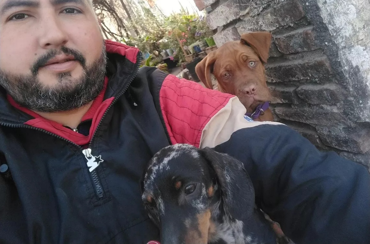 Smarrisce il suo cane Max e offre la sua moto come ricompensa