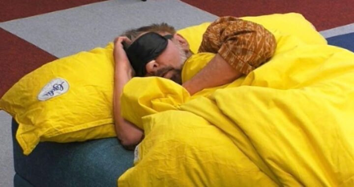 Kabir Bedi dorme sul divano