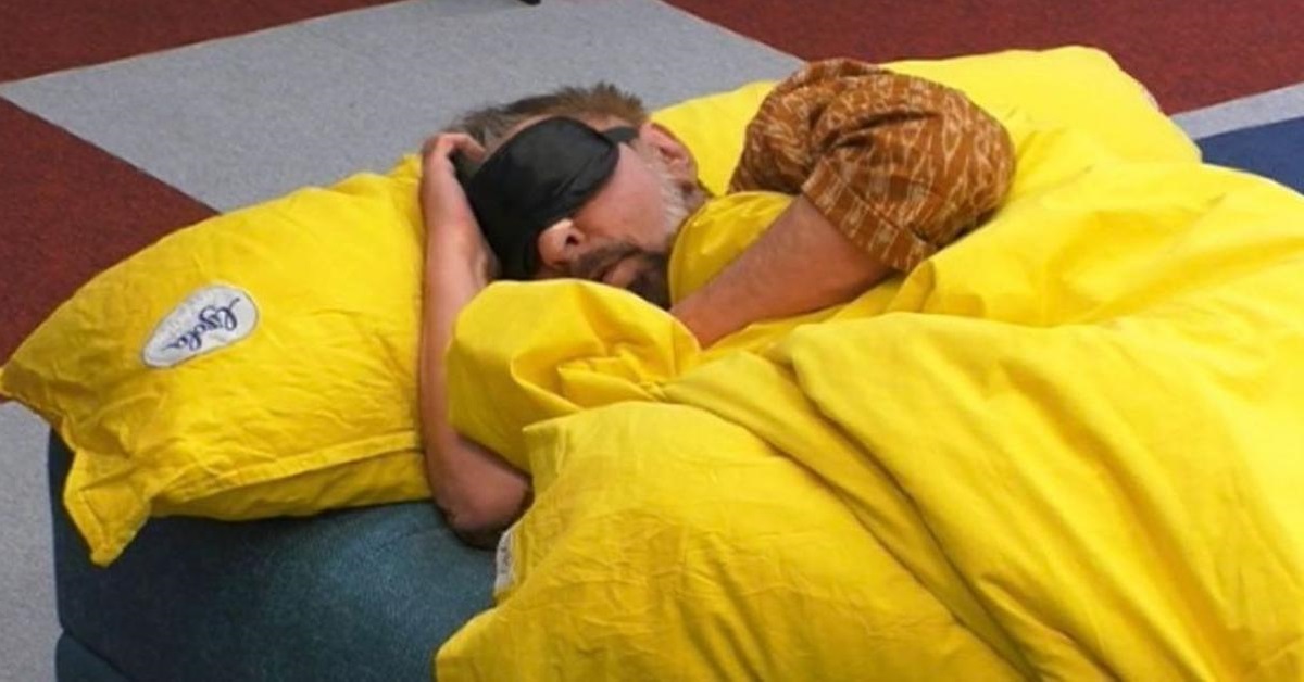 Kabir Bedi dorme sul divano