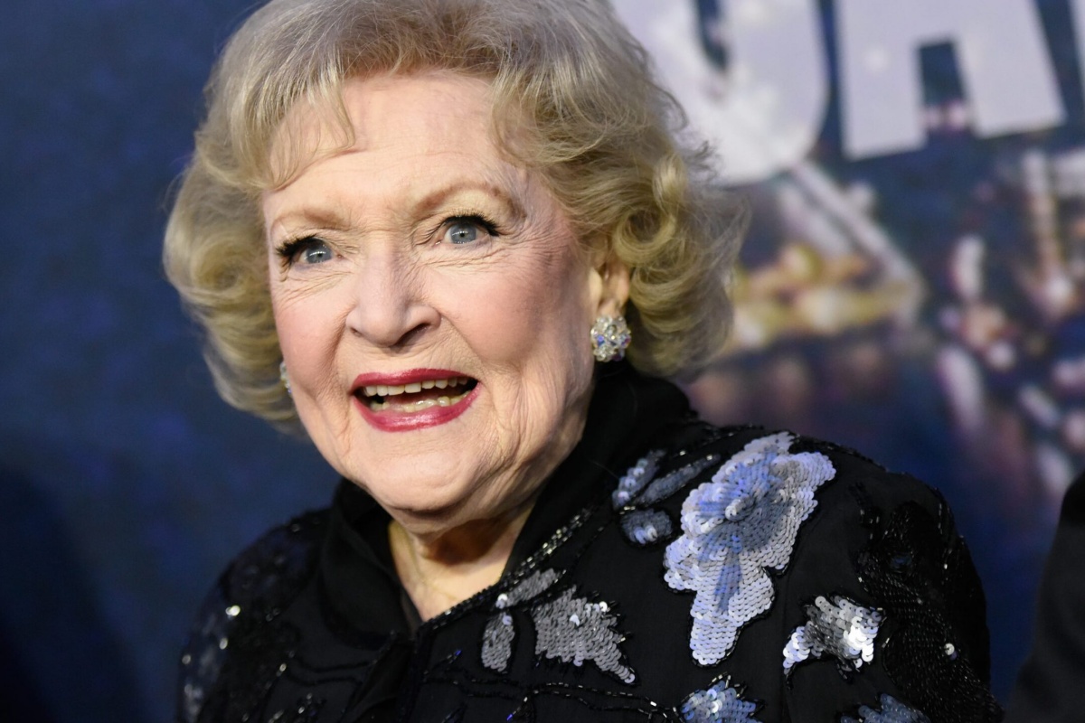 dead betty white