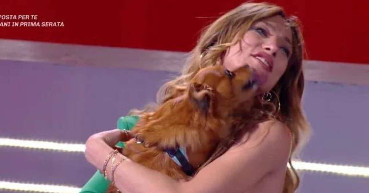 Soleil Sorge incontra la sua cagnolina e il vestito scivola giù: incidente al GF