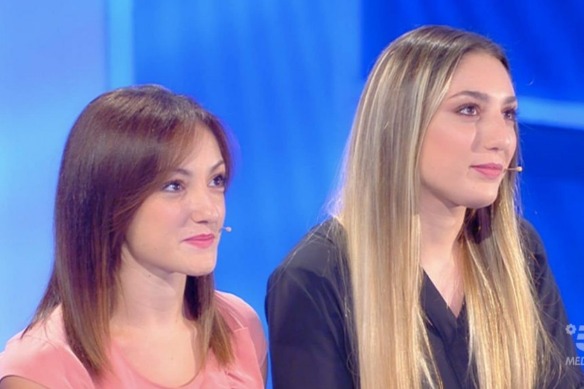 C’è Posta per te, la storia di Raffaella e Sara per ritrovare un rapporto con il padre: Maria De Filippi si infuria