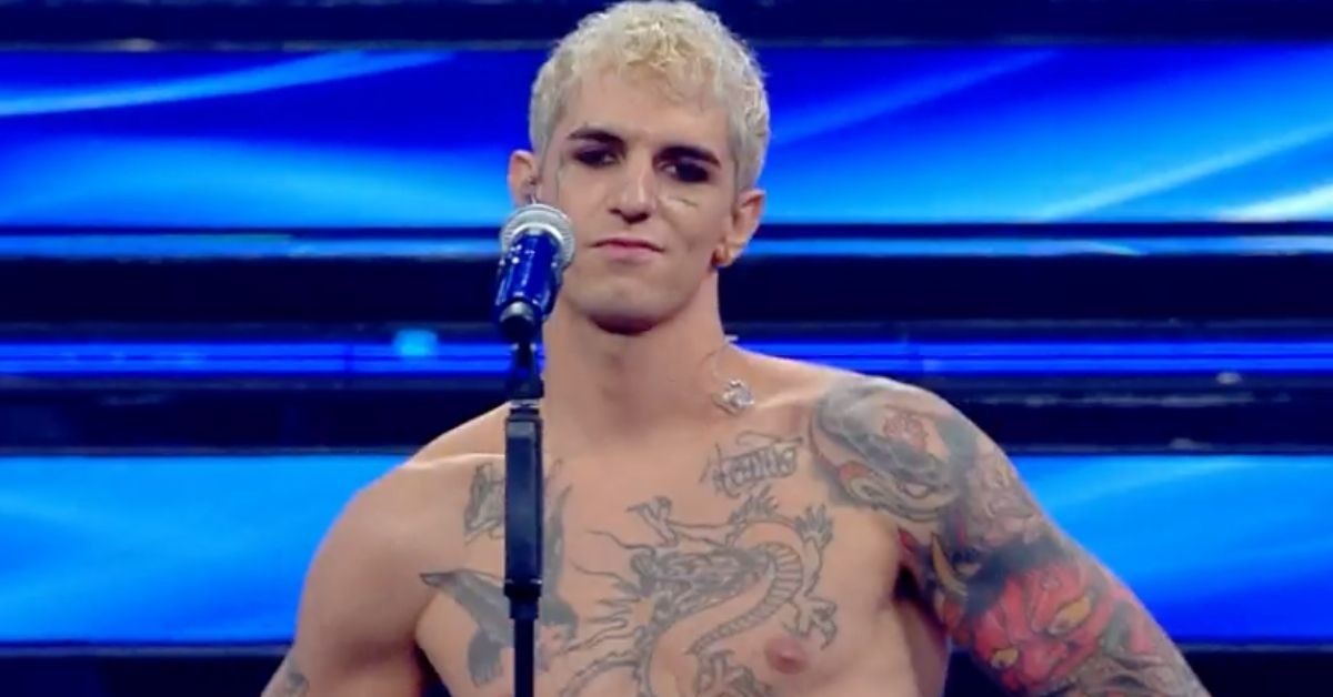 Achille Lauro e l’esibizione a Sanremo con il bicchiere in mano: il significato