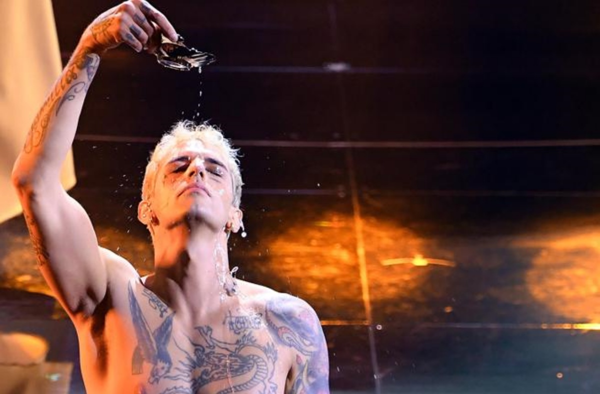 Festival di Sanremo 2022: perché Achille Lauro ha inscenato un battesimo dopo il suo brano