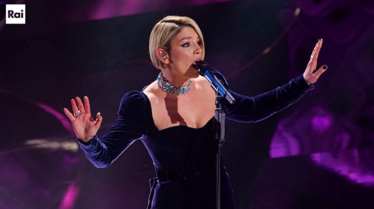 Sanremo 2022: perché Emma Marrone ha fatto quel “particolare” gesto durante la sua esibizione?