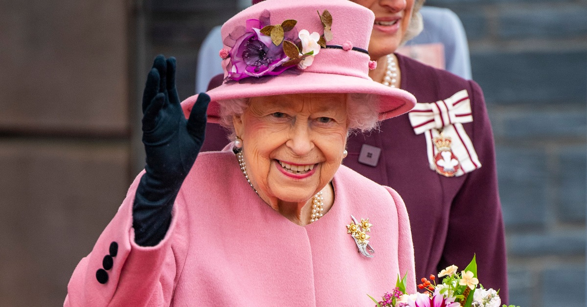 La Regina Elisabetta positiva al Covid: ha sintomi leggeri