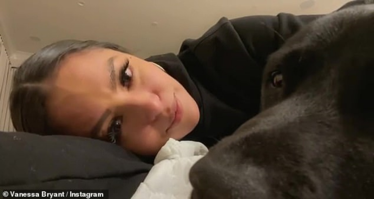 Vanessa Bryant piange l’anziano cane di famiglia