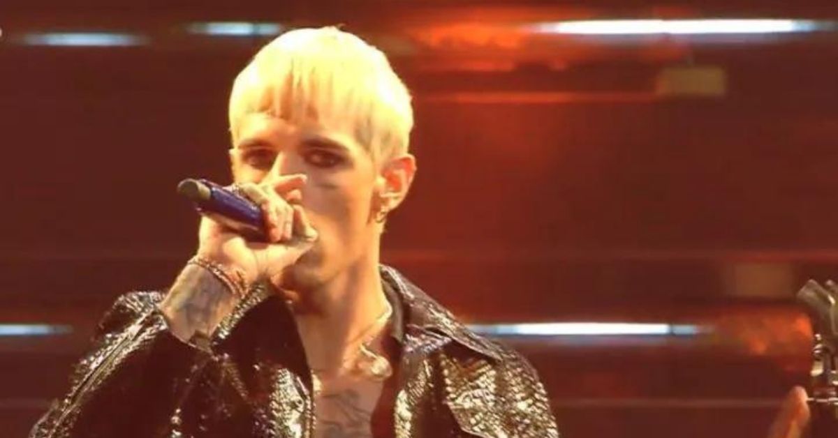 Achille Lauro sul palco con camicia trasparente e pantaloni aperti: è polemica