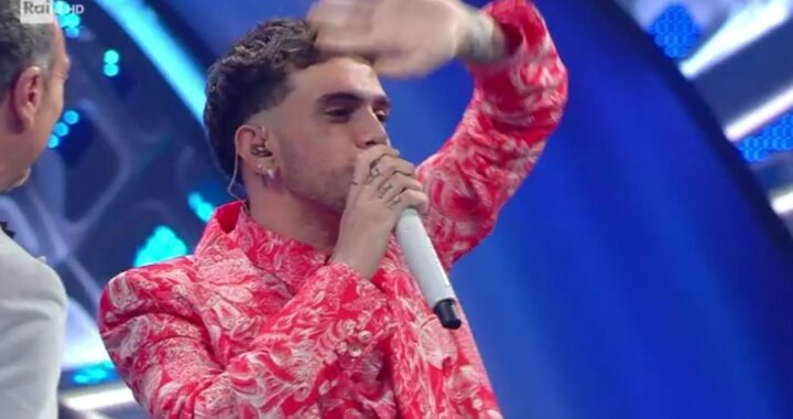 Aka7even a Sanremo ha detto: "Un saluto a Zia Mara"