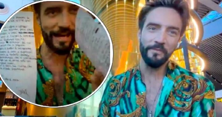 Alex Belli mostra la lettera di Soleil