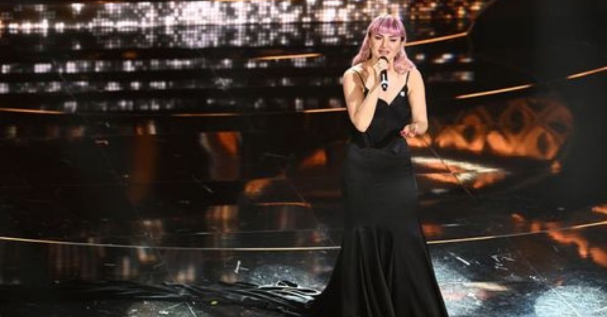 Arisa a Sanremo con i capelli rosa e maxi strascico