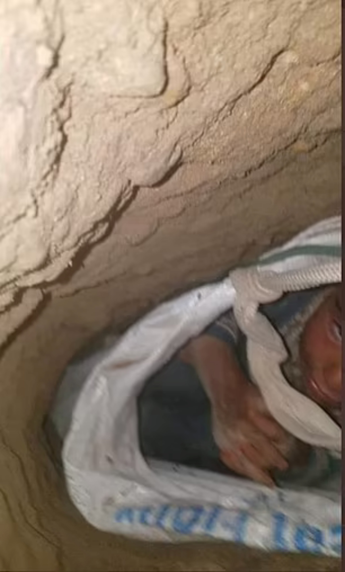Soccorritori scavano per salvare un bambino caduto in un pozzo 