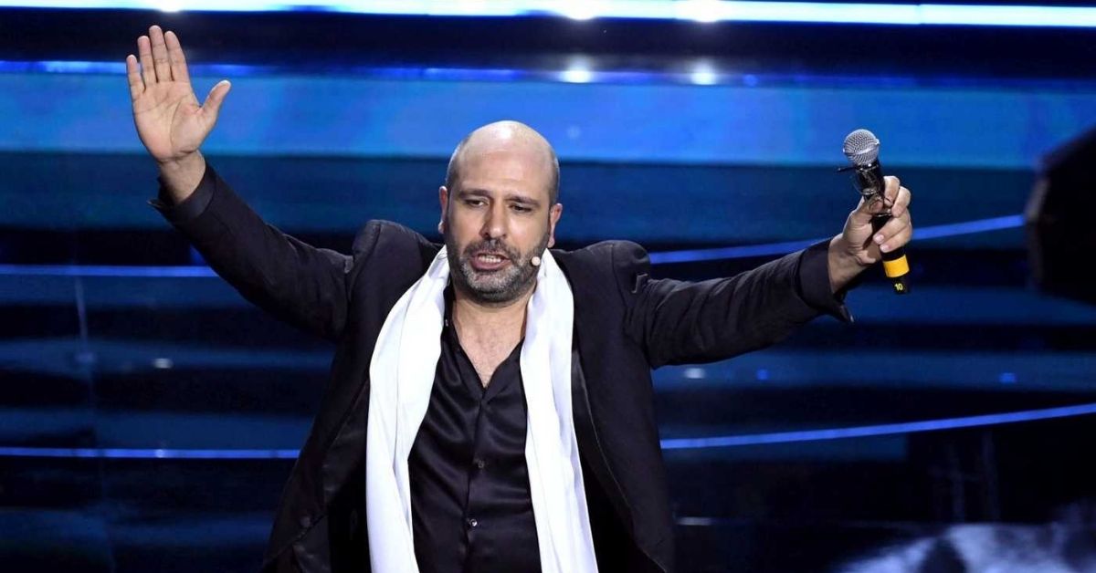 Checco Zalone al Festival: fiaba Lgbtq, brano rap e pandemia. I social si dividono