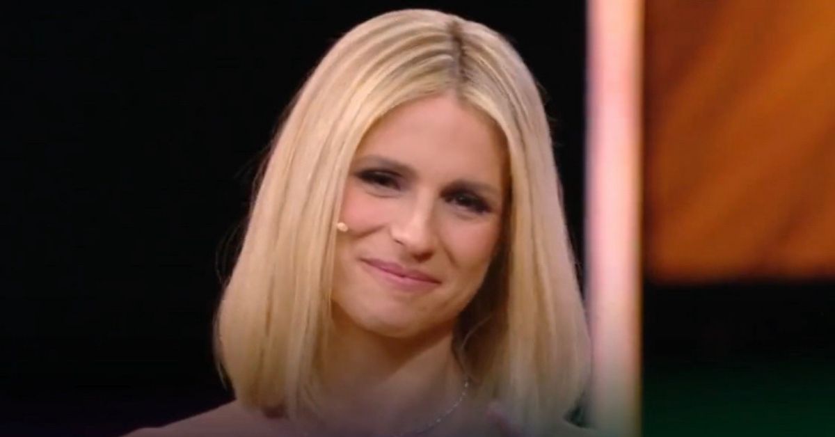 Michelle Hunziker canta Più bella cosa per la prima volta dopo oltre 20 anni: “Che ansia”