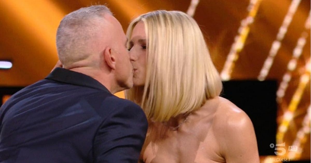 Michelle Hunziker ed Eros: il bacio sul palco. La reazione di Aurora