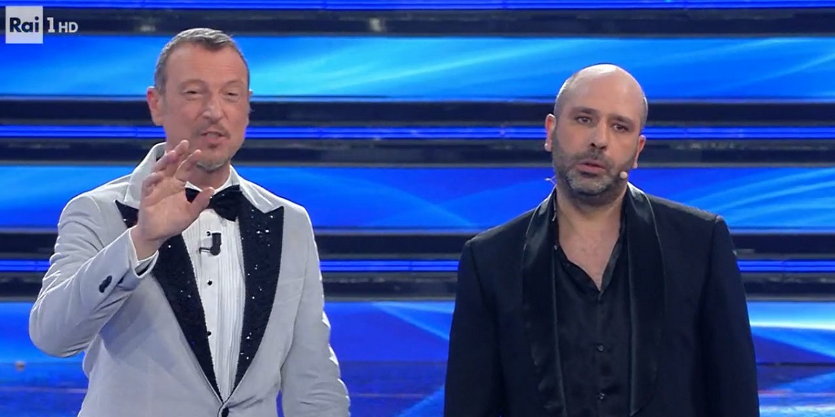 Sanremo 2022, Amadeus difende l’esibizione di Checco Zalone: “D’accordo con lui su tutto”