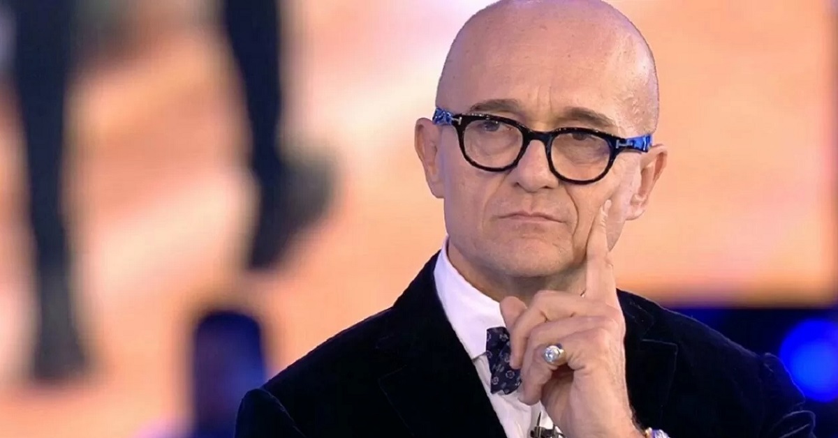 Alfonso Signorini smaschera Giucas dopo l’attacco a Lulù: “Smettila di nasconderti”