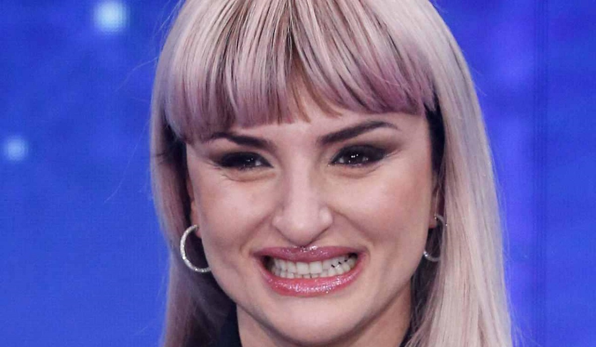 Arisa: la cantante mostra il tatuaggio segreto di Vito Coppola in una parte intima del corpo