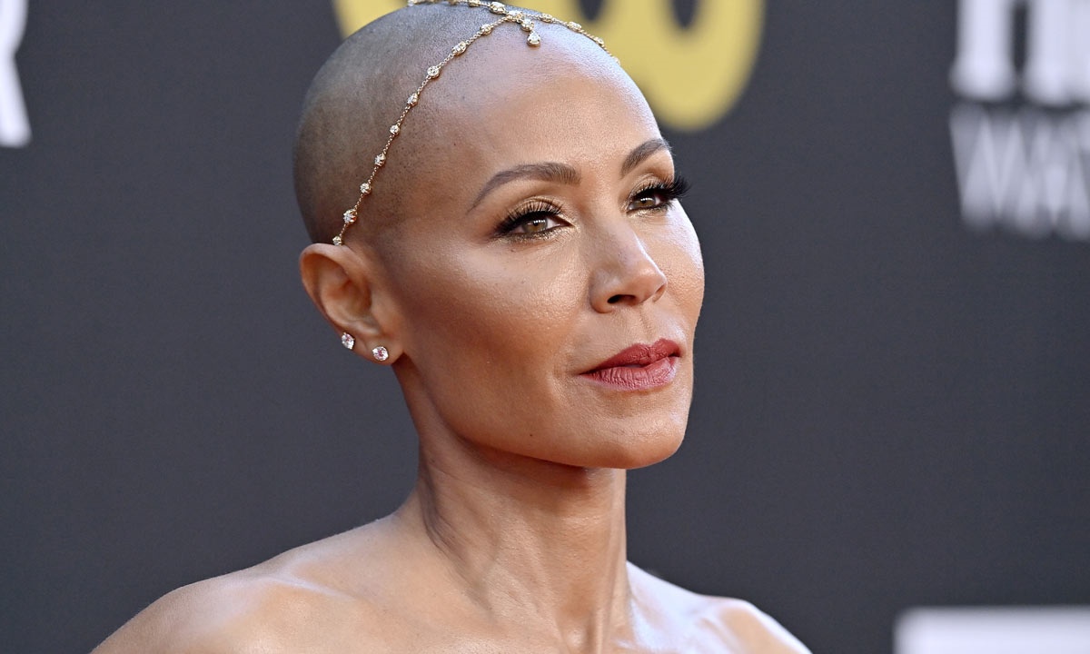 Jada Pinkett Smith e l’alopecia: cos’è la malattia che le ha fatto perdere i capelli