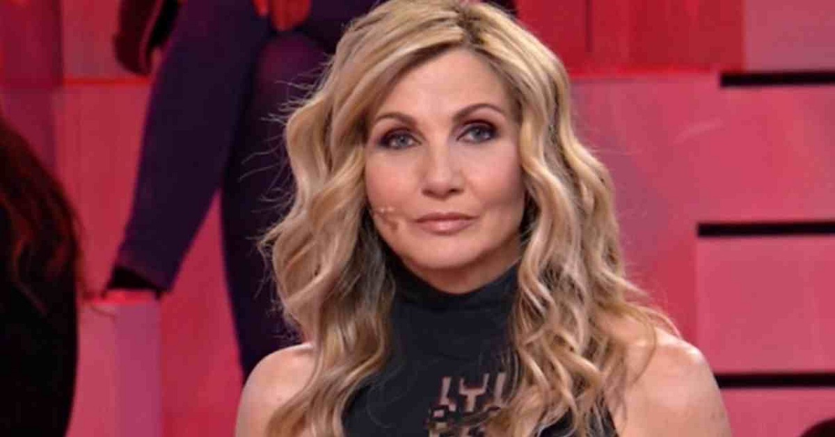 Lorella Cuccarini ricorda il tumore e le diete passate: “Tornassi indietro, le eviterei”
