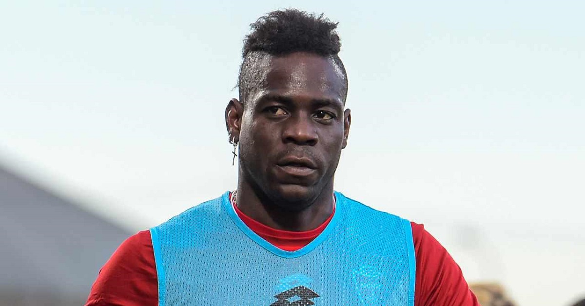 Mario Balotelli si mostra sui social insieme alla sua fidanzata: i messaggi dei tifosi