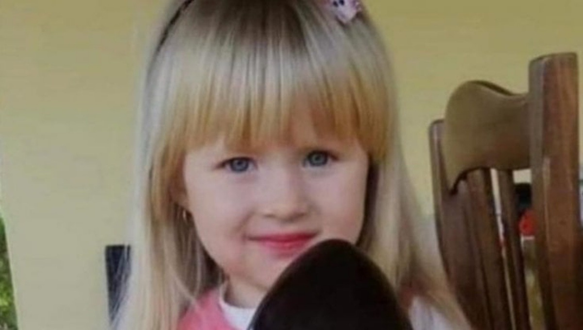 Lacrime, dolore e rabbia durante l’ultimo saluto alla piccola Taiisia