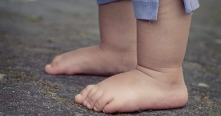 bambino 2 anni scappa