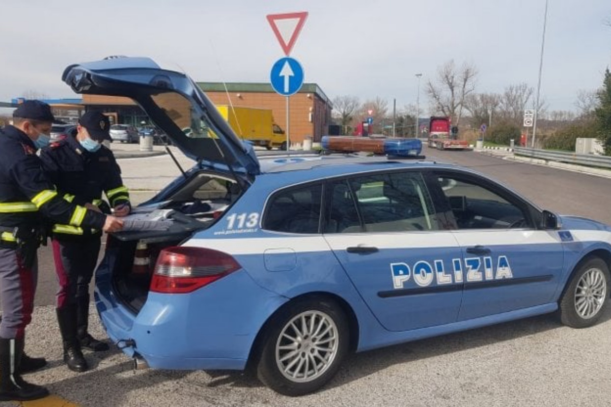 Alessandria, famiglia ucraina in fuga con l’auto in panne: sono stati aiutati da alcuni agenti di polizia