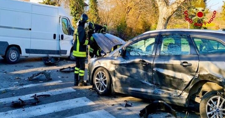 Incidente tra due auto e un furgone ad Avellino